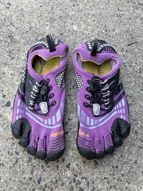 Vibram FiveFingers Purple and Black Toe Shoes